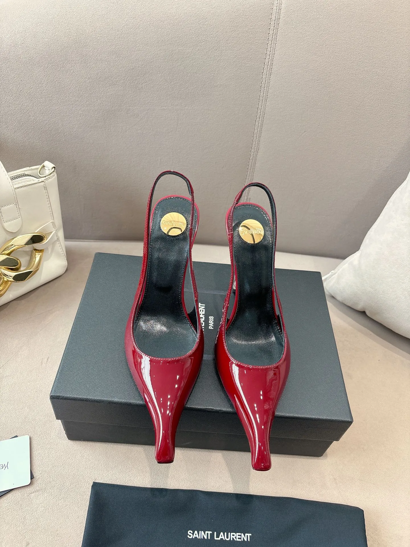 👟👟Ex-factory price 640👟👟 Yves Saint Laurent YSL 25ss/autumn and winter ready-to-wear series catwalk style high heels. The design of the toe and transparent heel, the final effect is quite impressive. Only YSL understands women's hearts best and does not accept refutation. It is a super invincible feminine artifact and a must-have for women (z-product full-body customization, own molded hardware accessories, perfect consistency) ✔ Upper: imported cow patent leather ✔Inner lining: imported goatskin ✔Sole: imported genuine leather outsole ✔Heel height: 10.5cm ✔Number of yards: 36-39 (40, 41, 42 can be customized and non-returnable) (Full set of packaging)